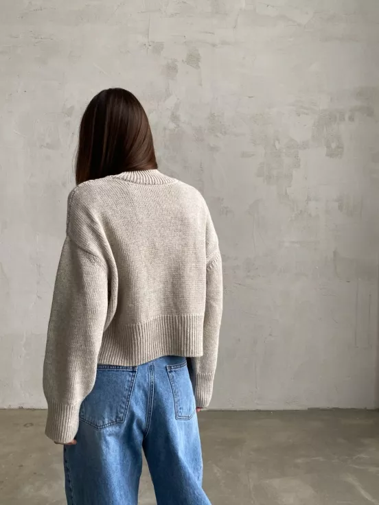 Свитер цвет бежевый