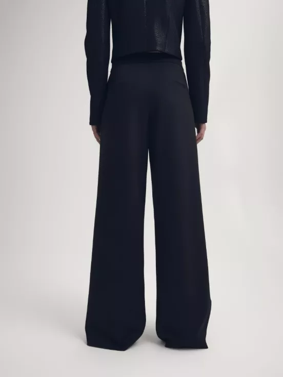 Купить Брюки со складками WALL STREET цвет черный за 21 900 рублей